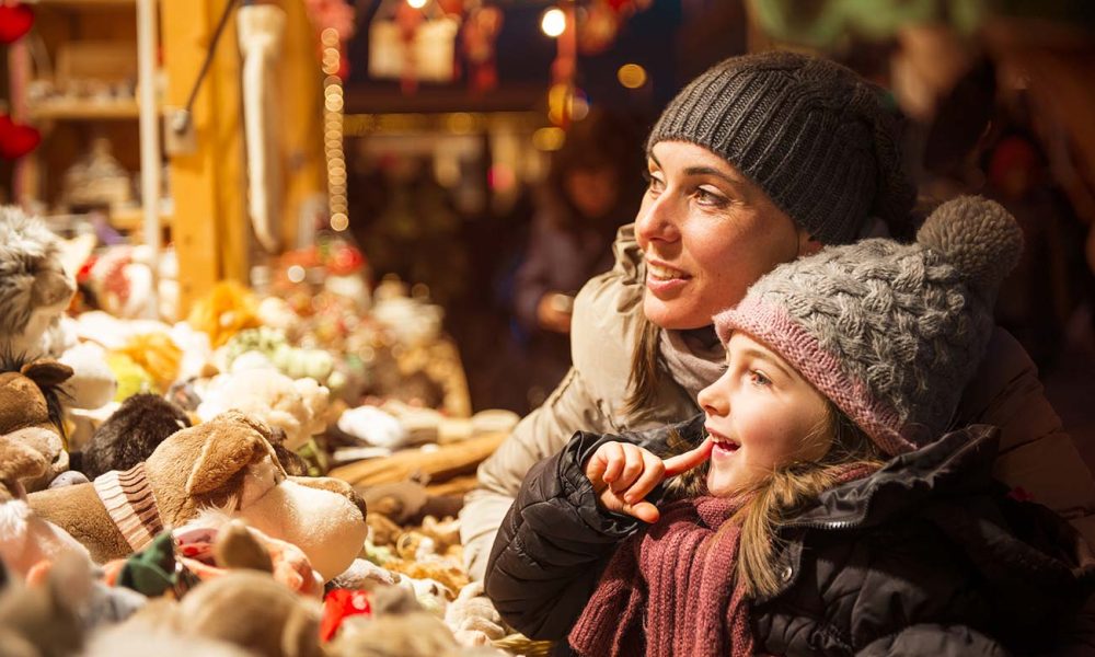 Mutter und Tochter auf Weihnachtsmarkt